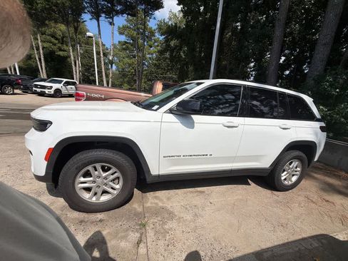 Used 2022 Jeep Grand Cherokee Laredo w/ Luxury Tech Group I AWD/4WD image 10