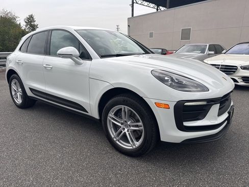 Used 2025 Porsche Macan image 1