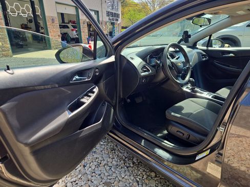 Used 2017 Chevrolet Cruze LT w/ Convenience Package image 12