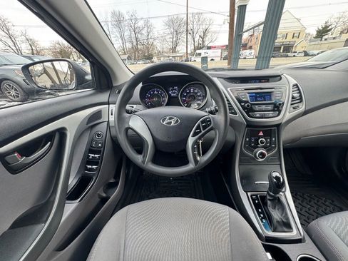 Used 2015 Hyundai Elantra SE image 24