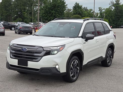 Used 2025 Subaru Forester Premium AWD/4WD image 2