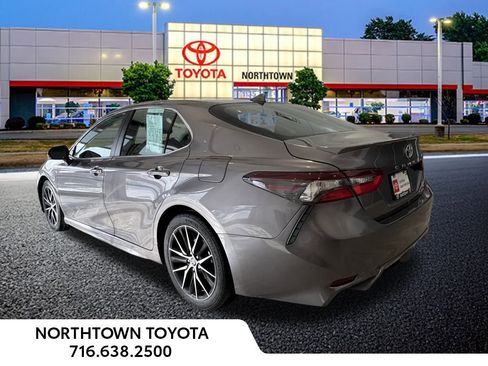 Used 2024 Toyota Camry SE image 3