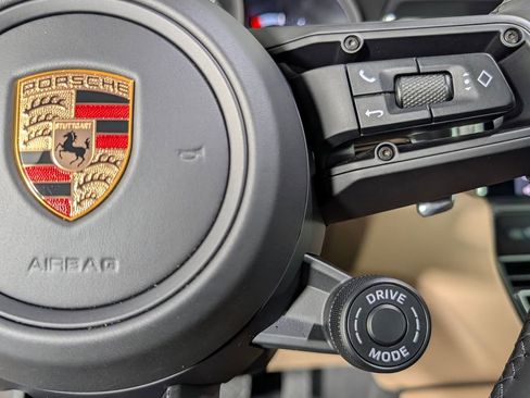 Certified 2025 Porsche Macan Turbo image 36