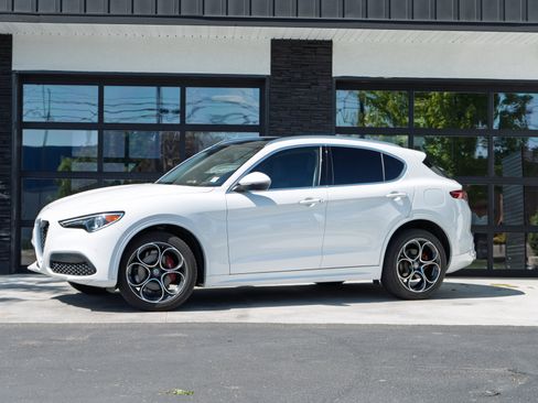 Used 2020 Alfa Romeo Stelvio Ti w/ Active Blind Spot Package AWD/4WD image 3