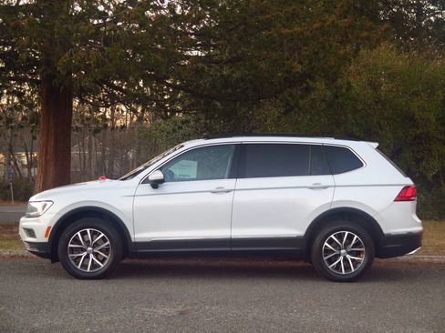 Used 2018 Volkswagen Tiguan SE w/ Panoramic Sunroof Package image 2