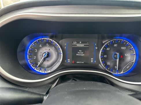 Used 2020 Chrysler Pacifica Touring-L image 15