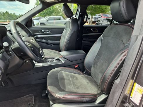 Used 2018 Ford Explorer XLT w/ Equipment Group 202A FWD image 21