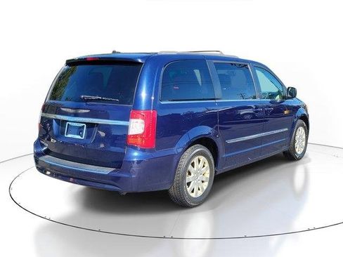 Used 2014 Chrysler Town & Country Touring image 4