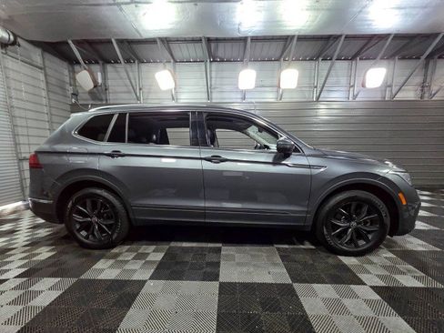 Used 2024 Volkswagen Tiguan SE w/ Panoramic Sunroof Package image 9