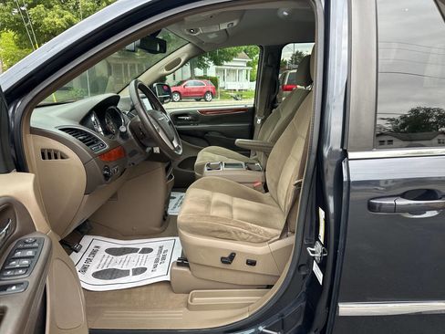 Used 2014 Chrysler Town & Country Touring FWD image 18