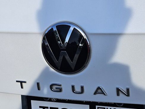 Certified 2022 Volkswagen Tiguan SE R-Line FWD image 32