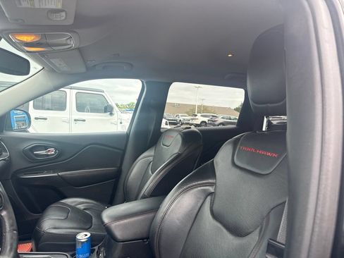 Used 2019 Jeep Cherokee Trailhawk AWD/4WD image 15