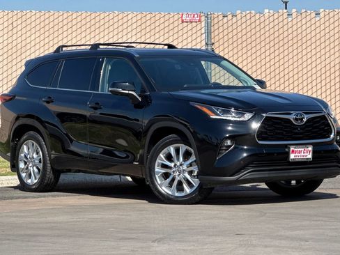 Used 2025 Toyota Highlander Limited AWD/4WD image 2