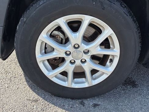 Used 2018 Jeep Cherokee Latitude w/ Cold Weather Group image 23