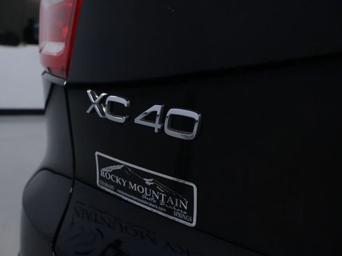 Used 2019 Volvo XC40 T5 R-Design image 10