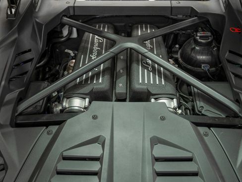 Used 2020 Lamborghini Huracan EVO image 11