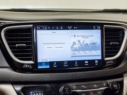 Used 2024 Chrysler Pacifica Touring-L FWD image 19