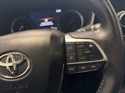Used 2020 Toyota Highlander XLE image 31
