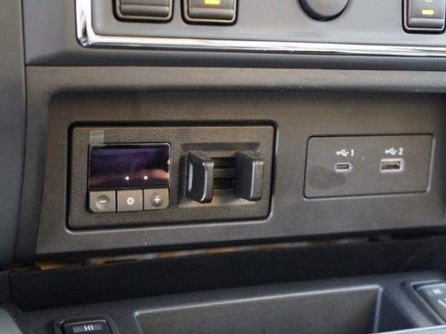 Used 2024 Nissan Titan SV w/ SV Convenience Package image 37