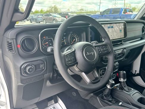 Used 2026 Jeep Wrangler Unlimited Rubicon AWD/4WD image 15
