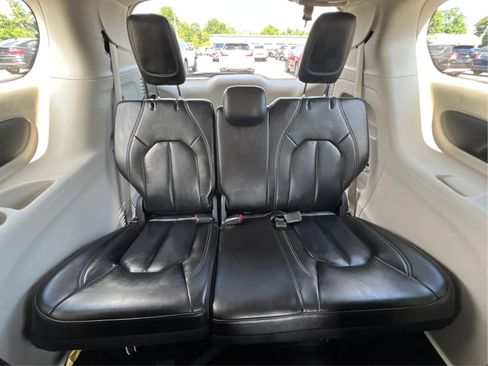 Used 2023 Chrysler Pacifica Touring-L FWD image 44