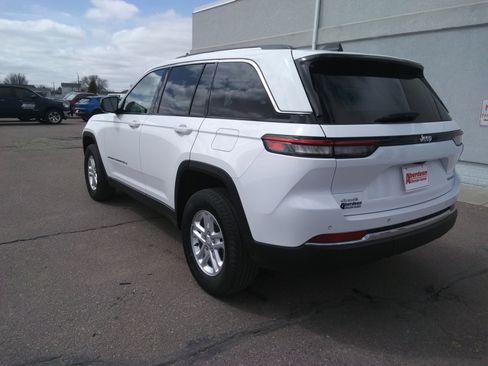 Used 2023 Jeep Grand Cherokee Laredo image 7