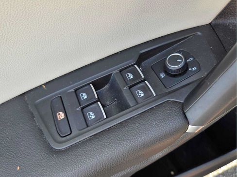 Used 2018 Volkswagen Tiguan SE FWD image 33