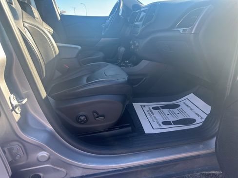 Used 2021 Jeep Cherokee Latitude Lux w/ Mopar Interior Package image 18