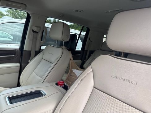 Used 2024 GMC Yukon XL Denali RWD image 11