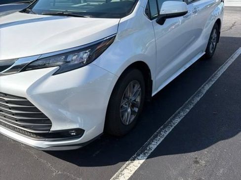 Used 2026 Toyota Sienna XLE FWD image 4