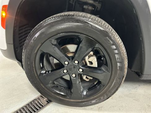 Used 2024 Jeep Grand Cherokee Altitude image 9