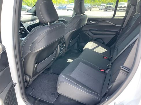 Used 2025 Jeep Grand Cherokee Laredo w/ Luxury Tech Group I AWD/4WD image 15