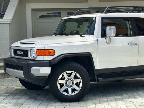 Used 2014 Toyota FJ Cruiser 4WD w/ Upgrade Package image 2