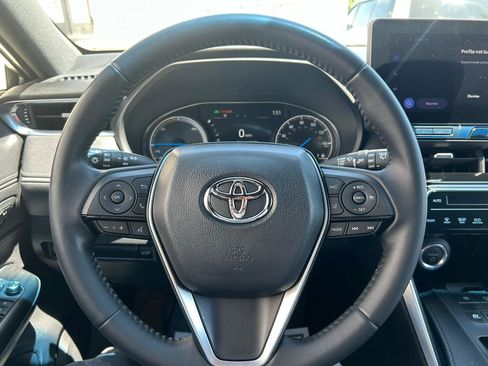 Used 2023 Toyota Venza XLE image 11