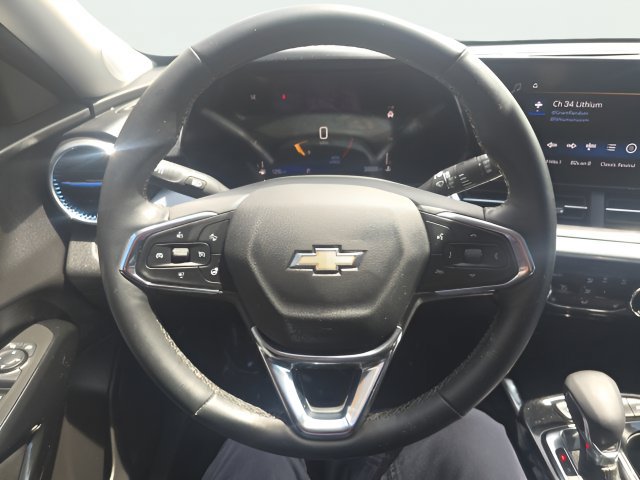 Used 2025 Chevrolet Trax LT w/ LT Convenience Package FWD image 16
