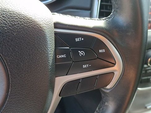 Used 2019 Jeep Grand Cherokee Laredo AWD/4WD image 22