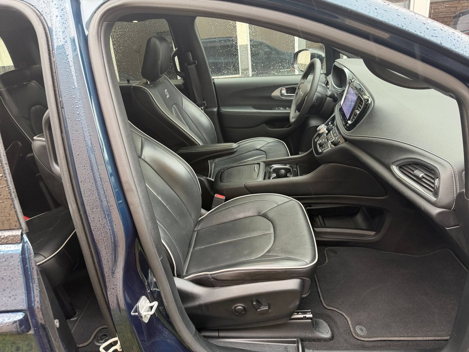 Used 2025 Chrysler Pacifica Limited FWD image 40