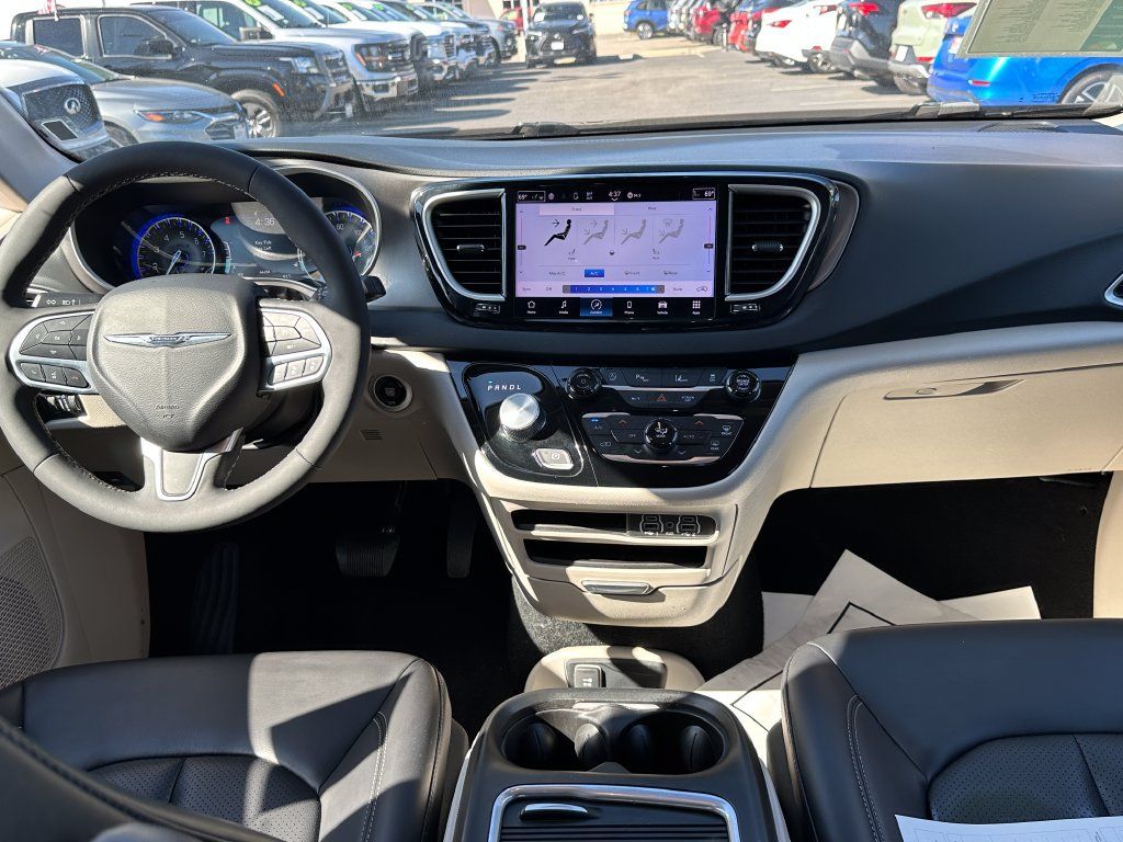 Used 2023 Chrysler Pacifica Touring-L FWD image 20