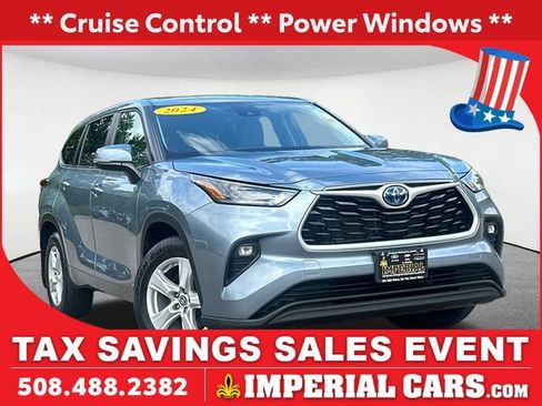 Used 2024 Toyota Highlander LE AWD/4WD image 1