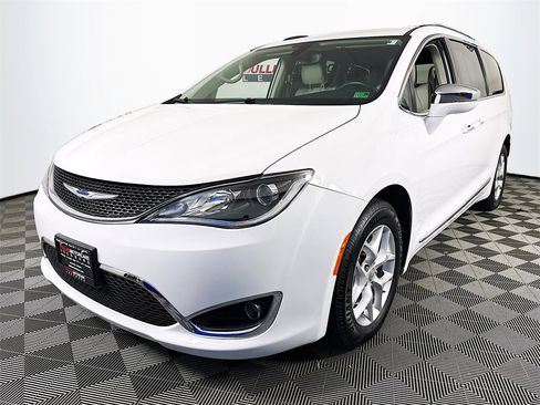 Used 2020 Chrysler Pacifica Limited image 3
