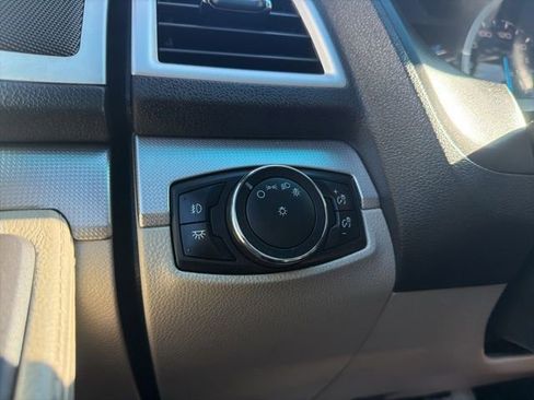Used 2015 Ford Explorer XLT w/ Equipment Group 202B AWD/4WD image 42