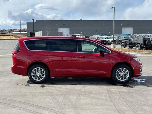 New 2026 Chrysler Pacifica Select image 5