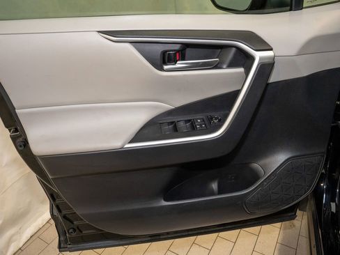 Used 2021 Toyota RAV4 XLE w/ Convenience Package image 13