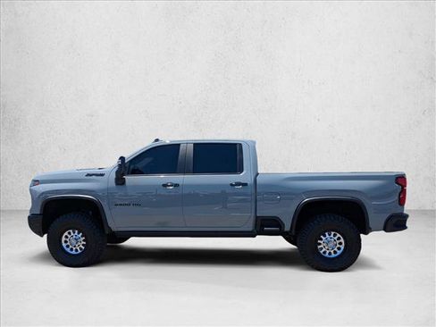 Used 2025 Chevrolet Silverado 2500 ZR2 w/ Technology Package AWD/4WD image 9