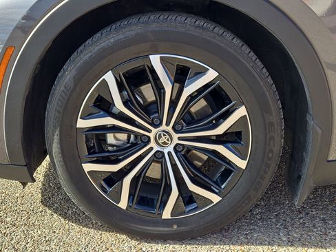 Used 2023 Toyota Crown Limited image 11