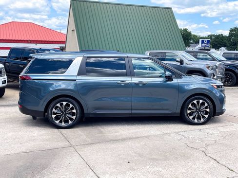 Used 2024 Kia Carnival EX FWD image 4