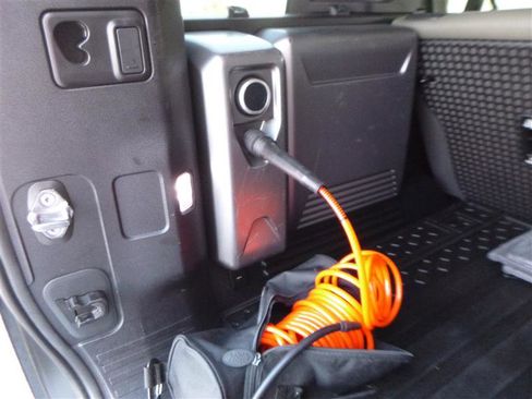 Used 2022 Land Rover Defender 110 SE image 25