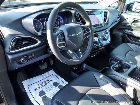 Used 2025 Chrysler Pacifica Select image 14