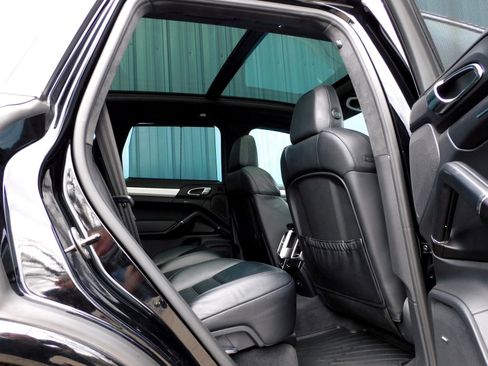 Used 2015 Porsche Cayenne Turbo image 18