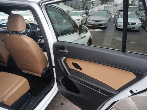 Used 2022 Volkswagen Tiguan SE w/ Panoramic Sunroof Package image 30